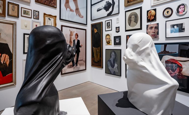 Arter, 13 Aralık Cumartesi 14:00’te Ugo Schiavi’nin eserinden ilhamla, Deniz Kulaksızoğlu yürütücülüğünde “Kalıp/Tekrar/Heykel” atölyesi düzenliyor.