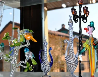 pera-muzesinde-isik-ve-cam-soleni