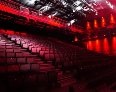 dasdasta-bir-tiyatro-soleni