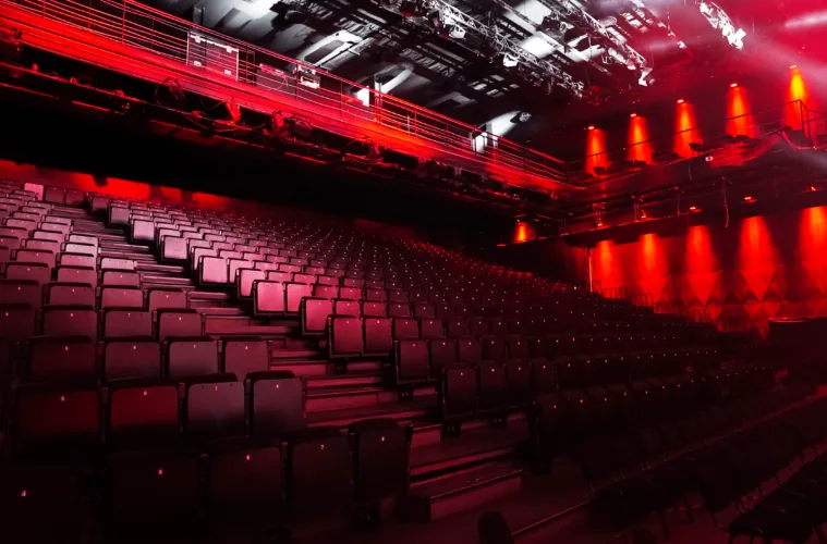 dasdasta-bir-tiyatro-soleni