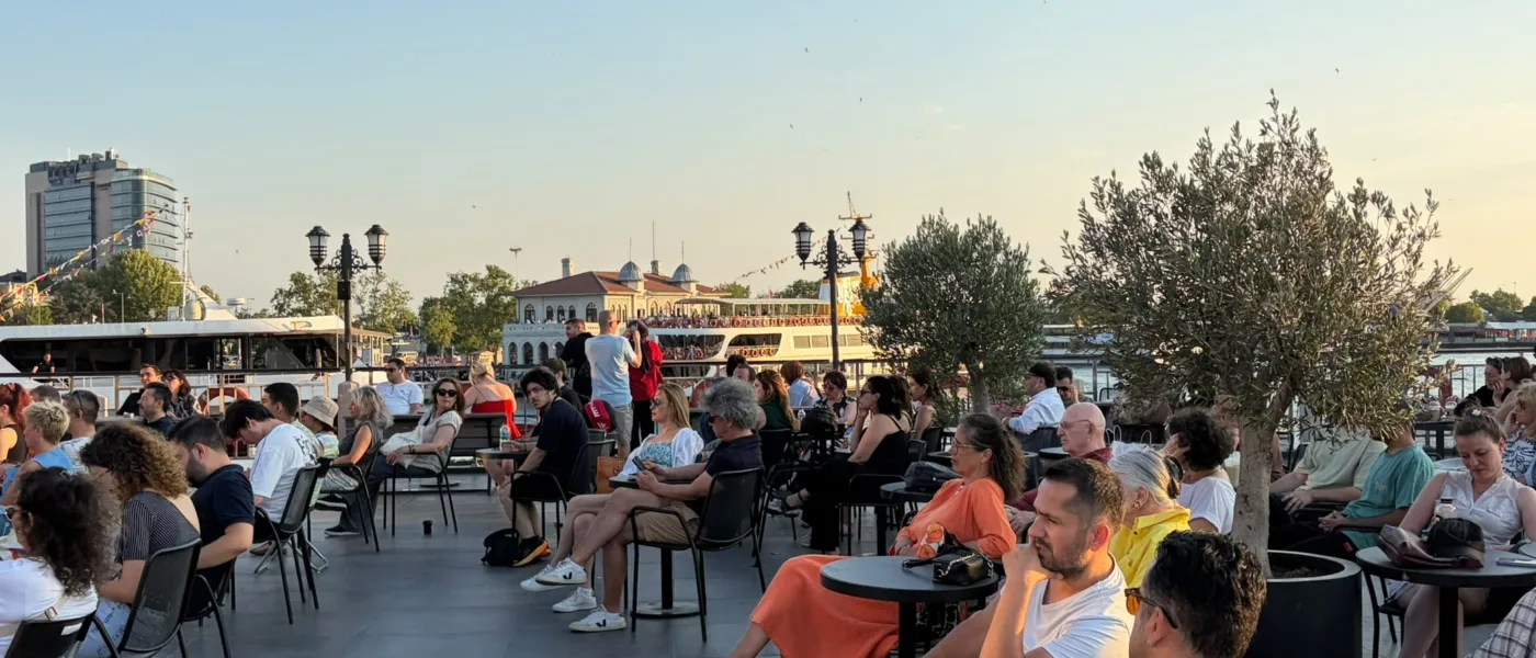 istanbul-kitapcisi-terasinda-caz-ruzgari-esiyor