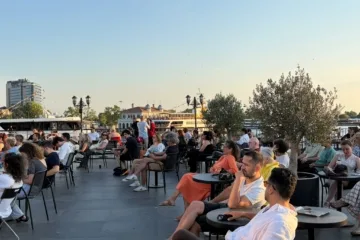 istanbul-kitapcisi-terasinda-caz-ruzgari-esiyor